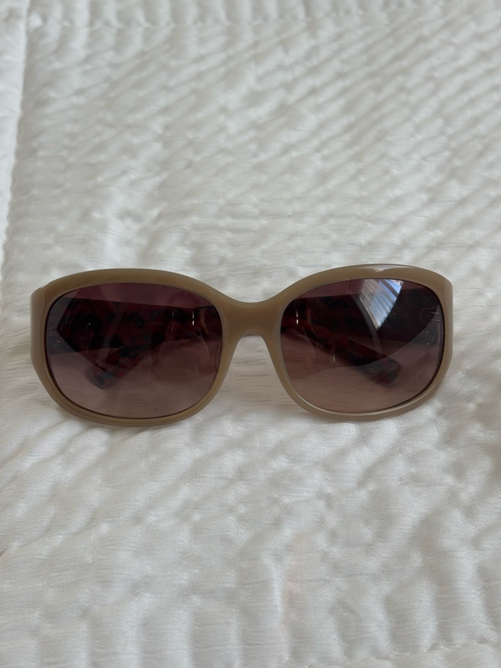 Fossil Cece Women’s Sunglasses Beige Frame Brown Gradient Lenses Oversized